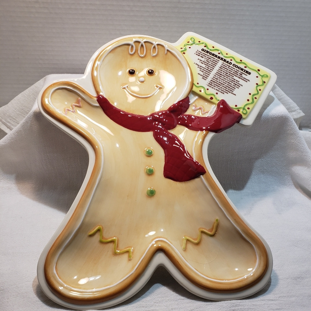 Beautiful New Temptations Gingerbread Receipe Plate and mini Cookie cutter